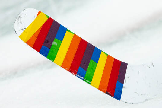 Frölundas målvakt Frans Tuohimaas klubba med pride tejp
