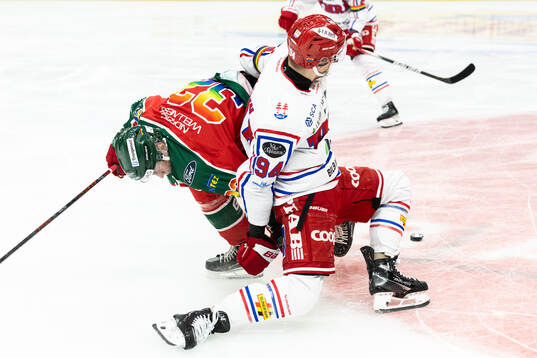 Frölundas Noah Hasa och Timrås Sebastian Hartmann