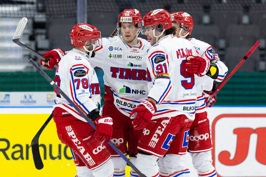 Timrås Filip Hållander jublar med lagkamrater