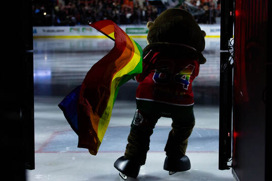 Frölundas maskot Frölle med en pride flagga innan