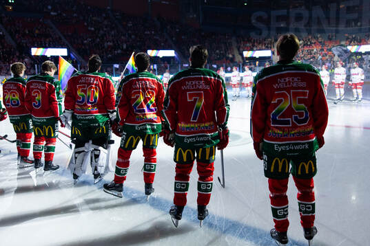 Frölundas och Timrås spelare på line up innan