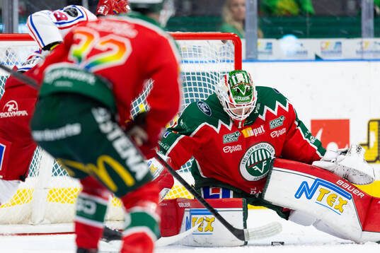 Timrås Filip Hållander styr in 0-1 i mål bakom