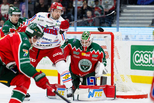 Timrås Anton Lander oroar framför målvakt Lars Johansson