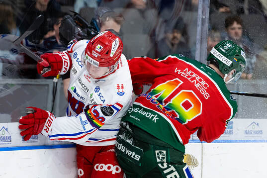 Timrås Filip Hållander tacklas av Frölundas Carl