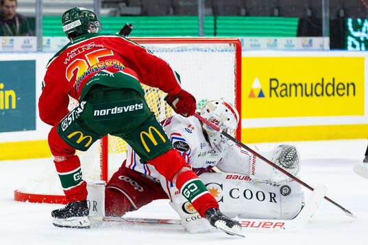Timrås målvakt Jacob Johansson räddar ett avslut från