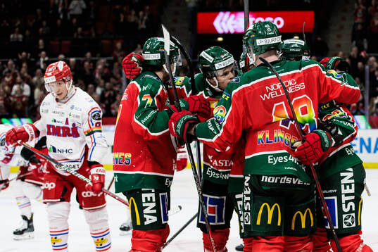 Frölundas Mikael Ruohomaa jublar med lagkamrater