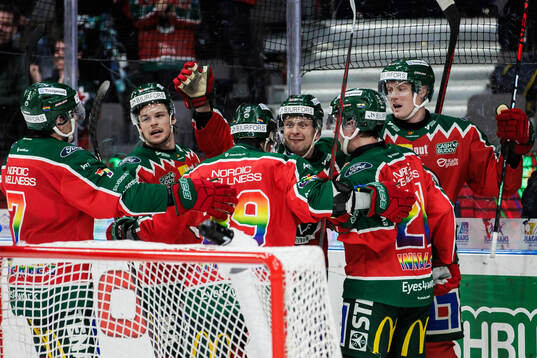 Frölundas Carl Klingberg jublar med lagkamrater