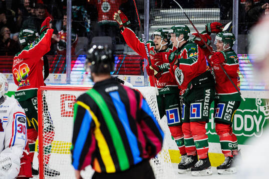 Frölundas Carl Klingberg jublar med lagkamrater
