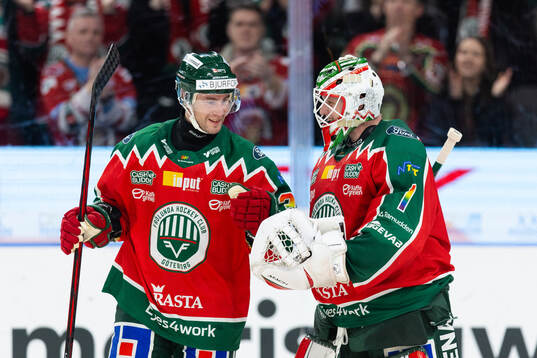 Frölundas Mikael Ruohomaa jublar ihop med målvakt Lars