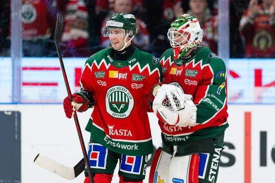 Frölundas Mikael Ruohomaa jublar ihop med målvakt Lars