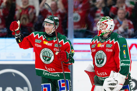 Frölundas Mikael Ruohomaa jublar ihop med målvakt Lars