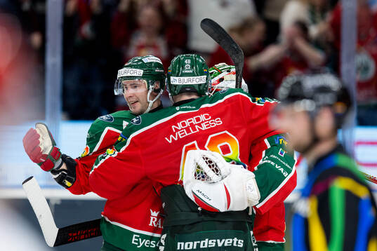 Frölundas Mikael Ruohomaa jublar ihop med målvakt Lars