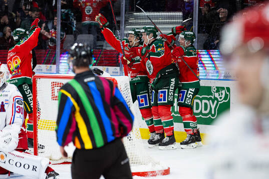 Frölundas Carl Klingberg jublar med lagkamrater