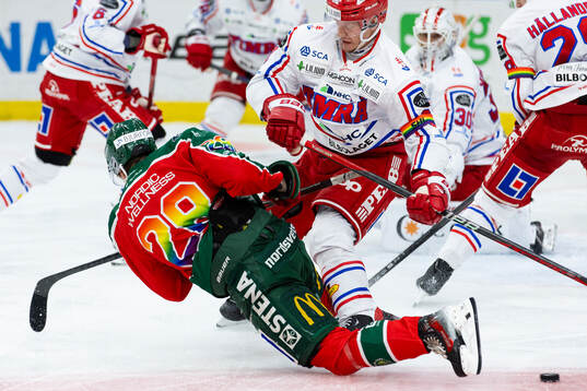 Timrås Erik Andersson tacklar Frölundas Noah Dower Nilsson
