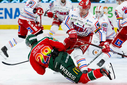 Timrås Erik Andersson tacklar Frölundas Noah Dower Nilsson