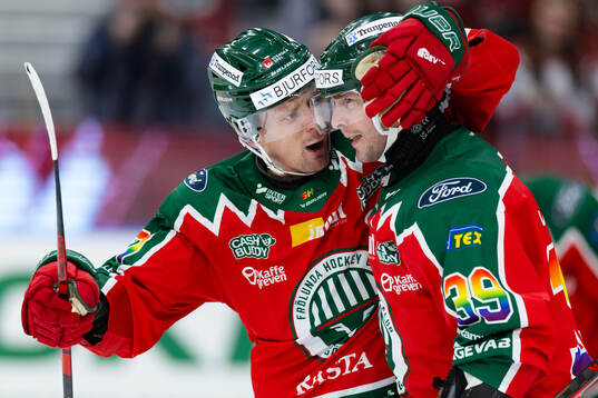 Frölundas Nicklas Lasu jublar ihop med Mikael Ruohomaa