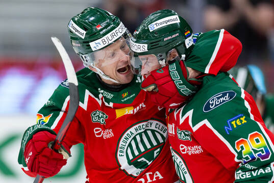 Frölundas Nicklas Lasu jublar ihop med Mikael Ruohomaa