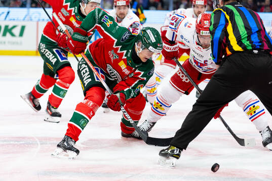 Frölundas Erik Borg tekar mot Timrås Anton Lander