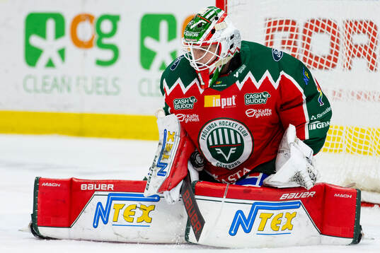 Frölundas målvakt Lars Johansson med en räddning