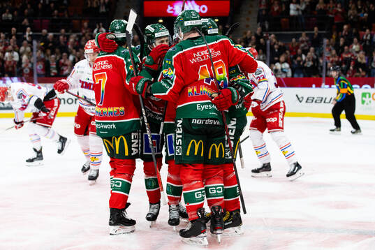 Frölundas Mikael Ruohomaa jublar med lagkamrater