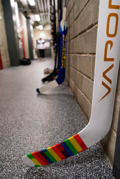 En hockeyklubba med pridetejp