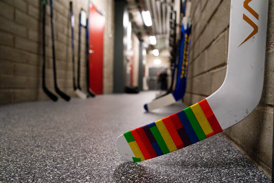 En hockeyklubba med pridetejp