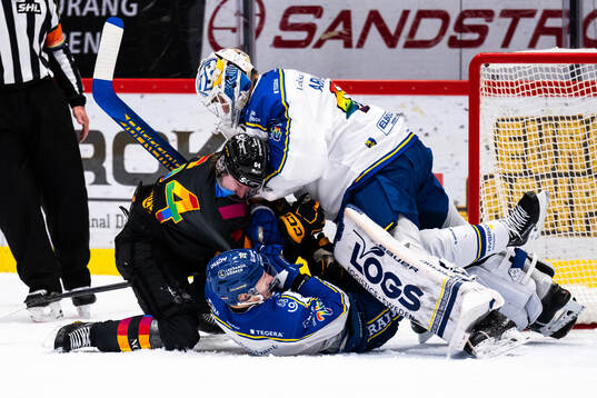 Leksands Patrik Norén och målvakt Mantas Armalis mot
