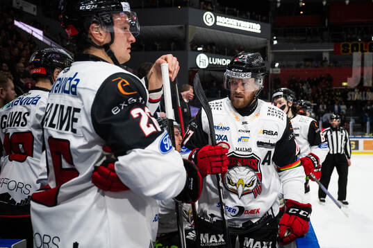 Malmö Redhawks Teemu Kivihalme och Joakim Ryan deppar