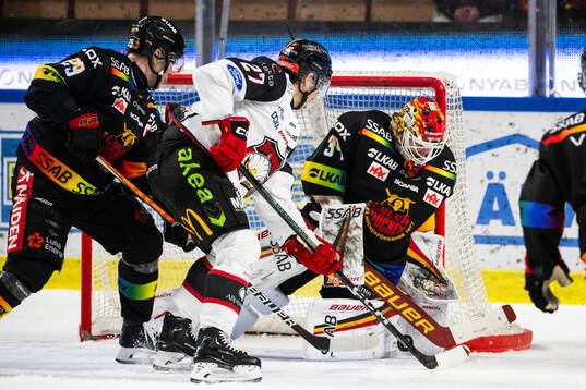 Malmö Redhawks Robin Alvarez och Luleås målvakt Joel