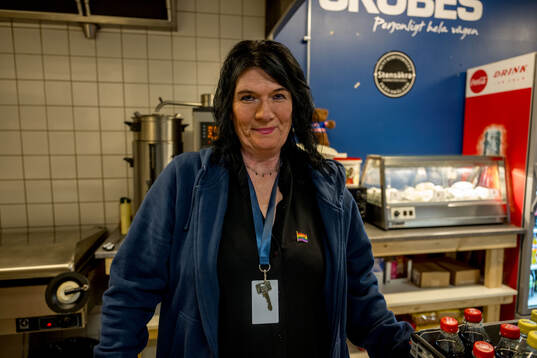 Personal med pridemärke