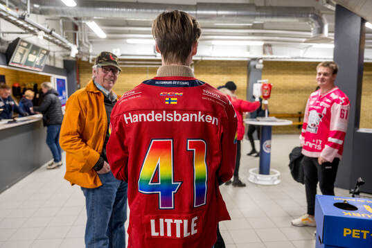 En linköpingströja med pridefärger