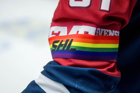 En armbindel med pridefärger
