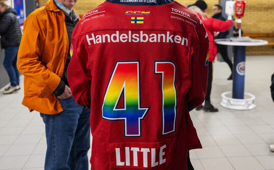 En linköpingströja med pridefärger
