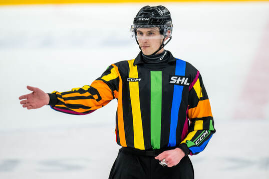 Domare Christoffer Holm med pridefärgad domartröja