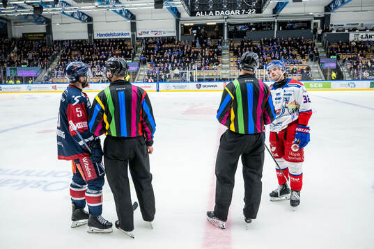Domarna med speciella pride tröjor