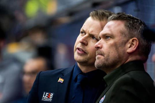 Oskarshamns tränare Martin Filander med pride märke