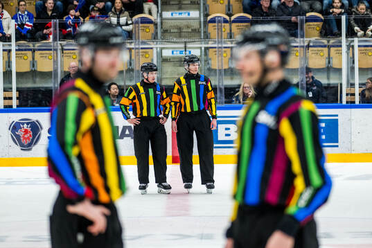 Domnarna med speciella pride färgade domartröjor