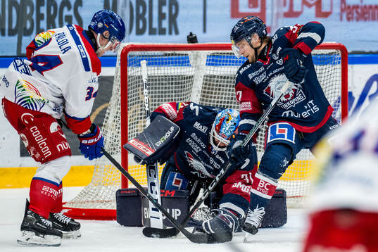 Oskarshamns Olli Palola och Linköpings målvakt Jesper