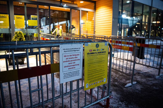 Skylt om pyroteknik utanför ABB Arena