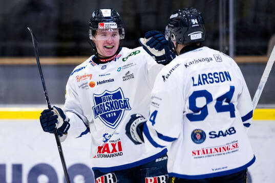 Karlskogas Hampus Plato och Henrik Larsson jublar