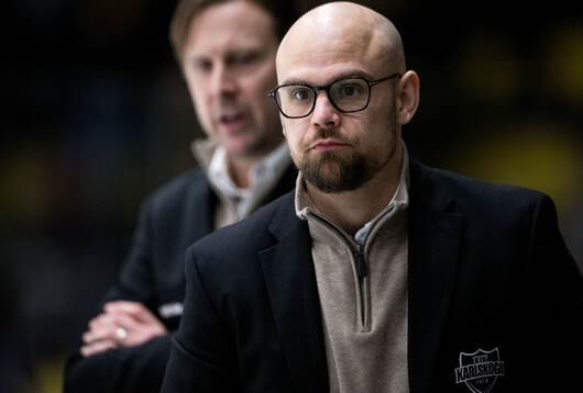 Karlskogas tränare Dennis Hall deppar