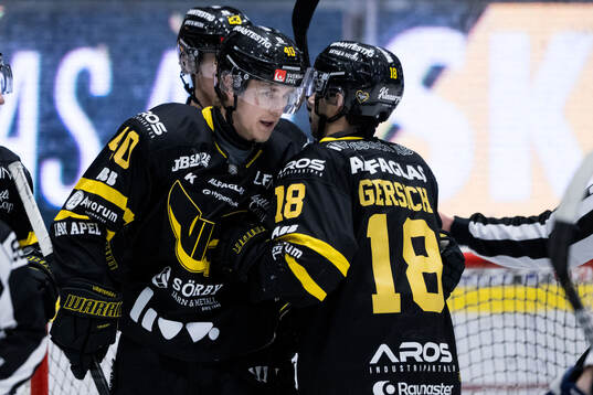 Västerås Isak Skedung jublar med lagkamrater