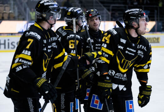 Västerås Shane Gersich jublar med lagkamrater