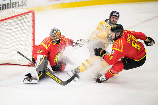 Södertäljes Jacob Dahlström och Brynäs målvakt Damian