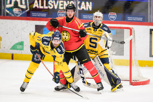 Södertäljes Amil Krupic och målvakt Claes Endre och