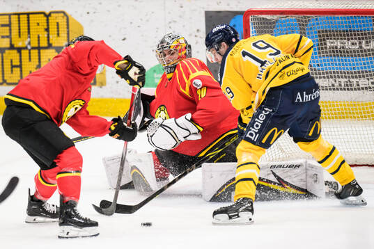 Södertäljes Hampus Harlestam och Brynäs målvakt Damian