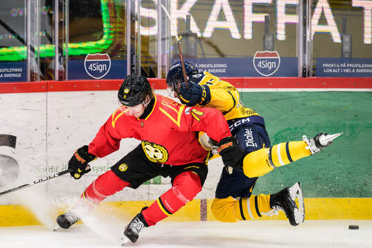 Brynäs Oskar Kvist och Södertäljes Amil Krupic