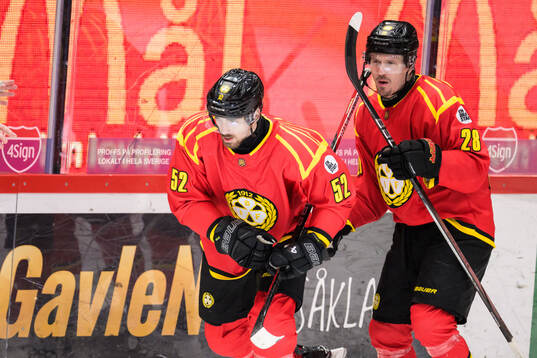 Brynäs Jack Kopacka och Johannes Kinnvall jublar