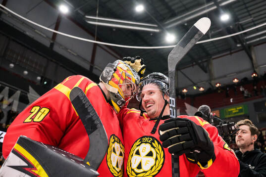 Brynäs målvakt Damian Clara och Johannes Kinnvall jublar