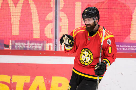 Brynäs Jordie Benn jublar